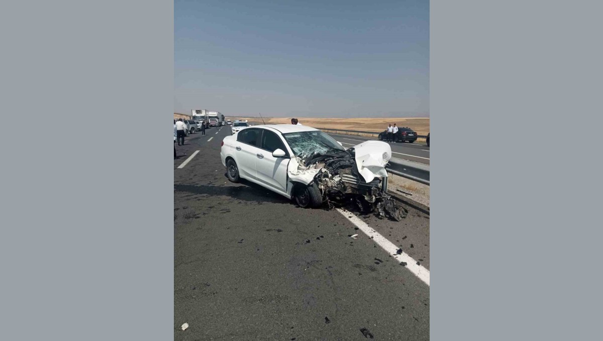 Otomobil ile Traktör Çarpıştı: Ağrı'da 2 Sürücü Yaralandı