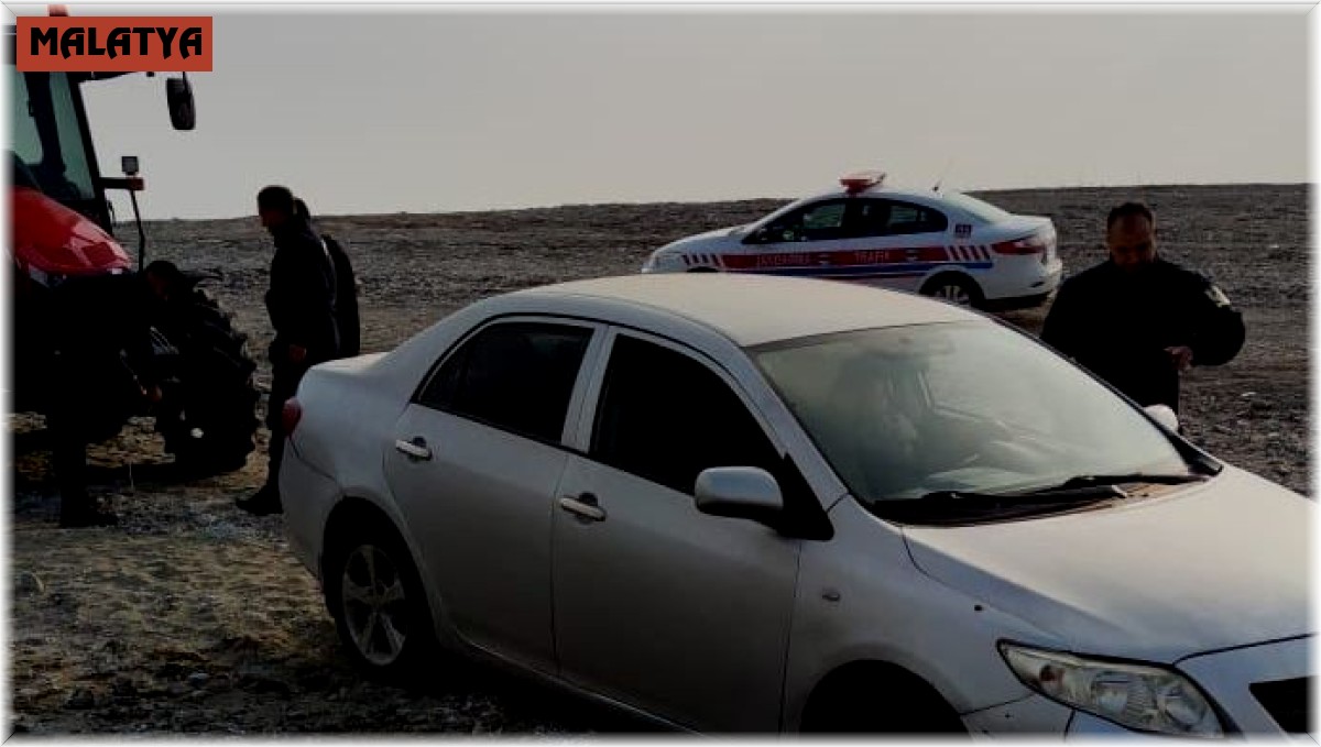 Otomobil İskele sahasında çamura saplandı