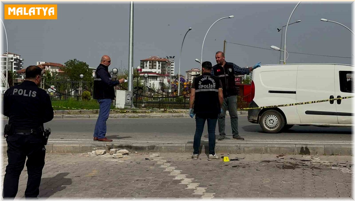 Otomobil kaldırımda yürüyenlerin arasına daldı: 1 yaralı