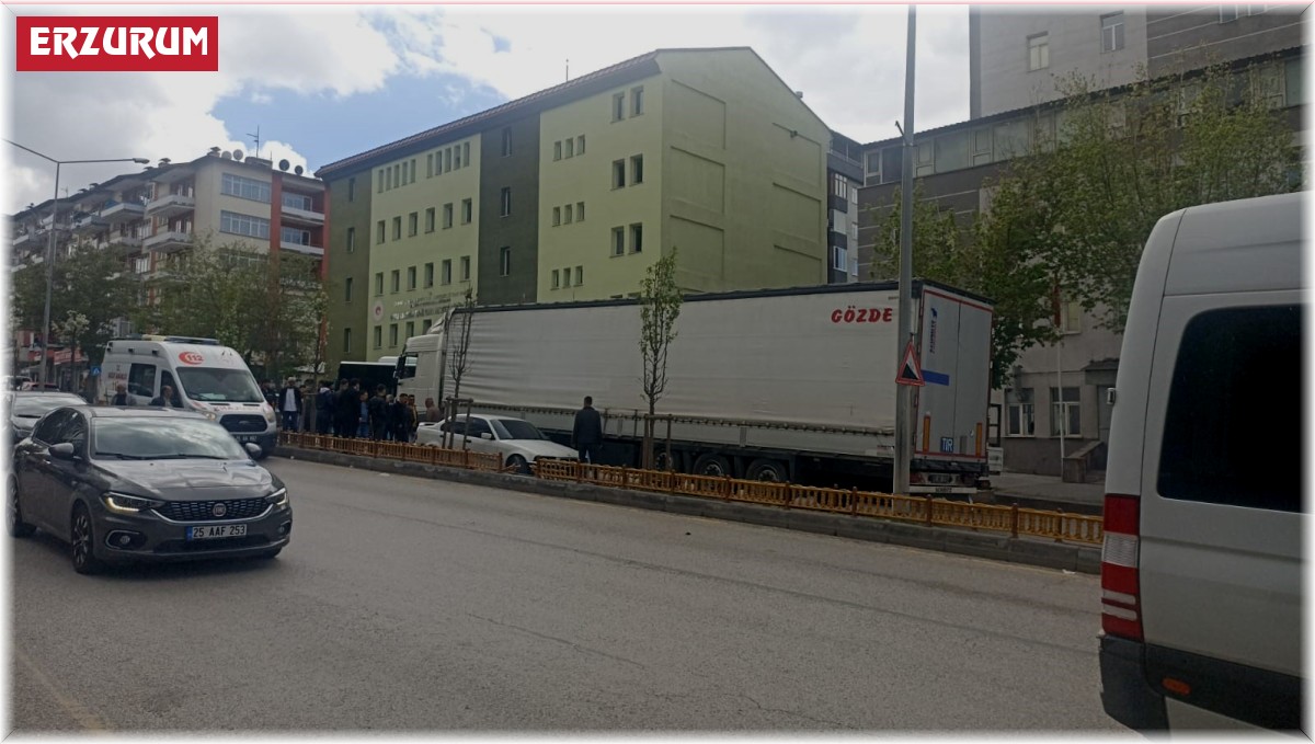 Otomobil karşı şeride geçerek tır ile çarpıştı