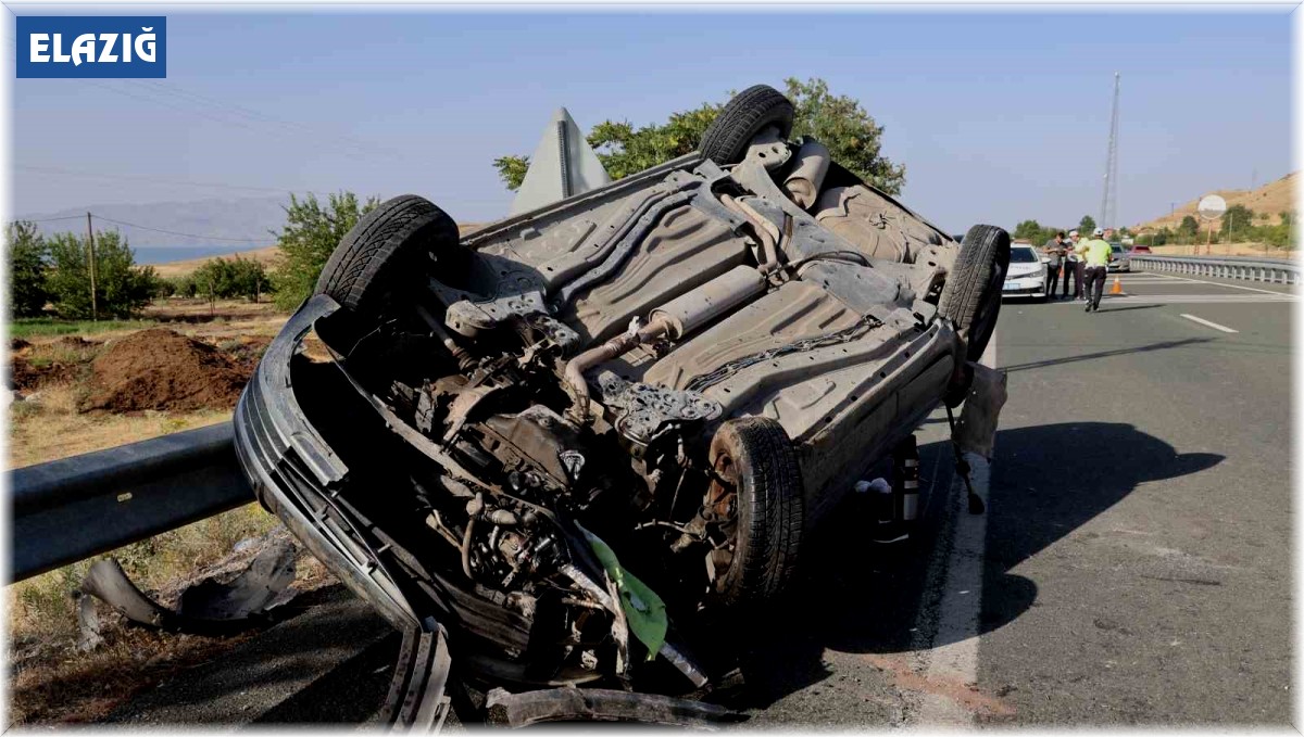 Otomobil karşı şeride uçtu: 5 yaralı