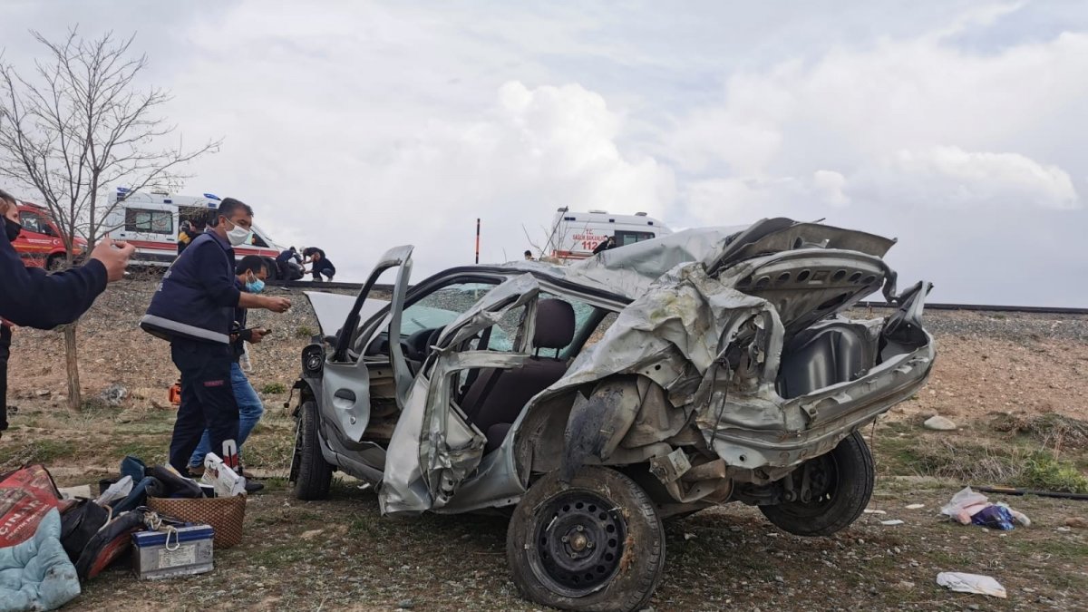 Otomobil kontrolden çıktı: 1 ölü, 1 yaralı