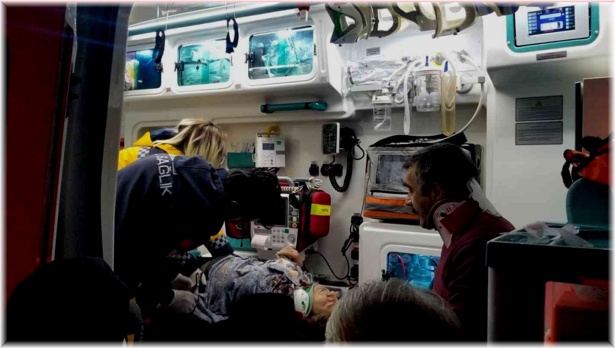 Otomobil köprüden dereye uçtu: 2 yaralı