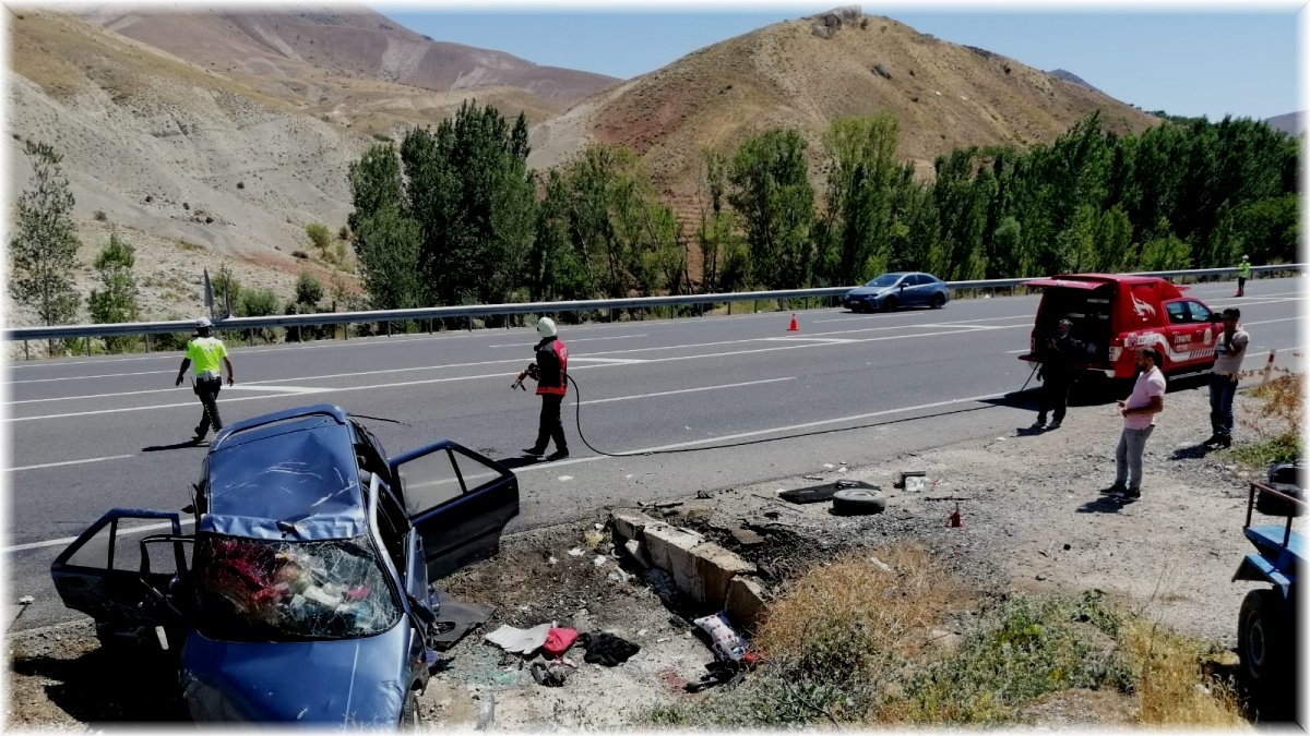 Otomobil menfez köprüsüne çarptı: 4 yaralı