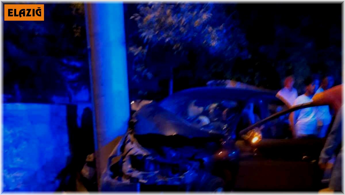 Otomobil önce direğe, ardından park halindeki araca çarptı: 3 yaralı