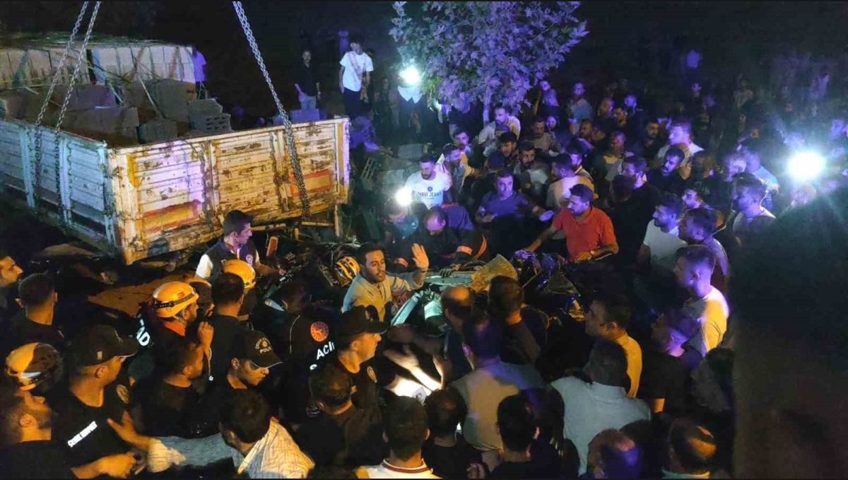 Otomobil park halindeki briket yüklü tıra çarptı: 2 ölü