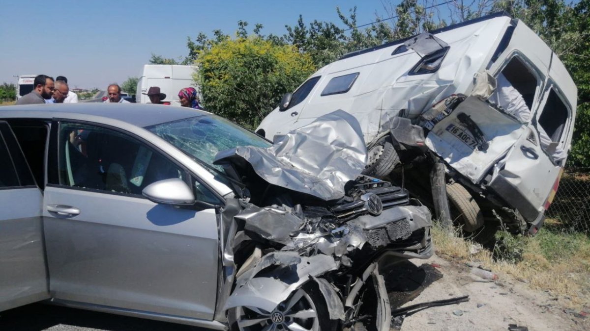 Otomobil park halindeki iki minibüse çarptı: 7 yaralı