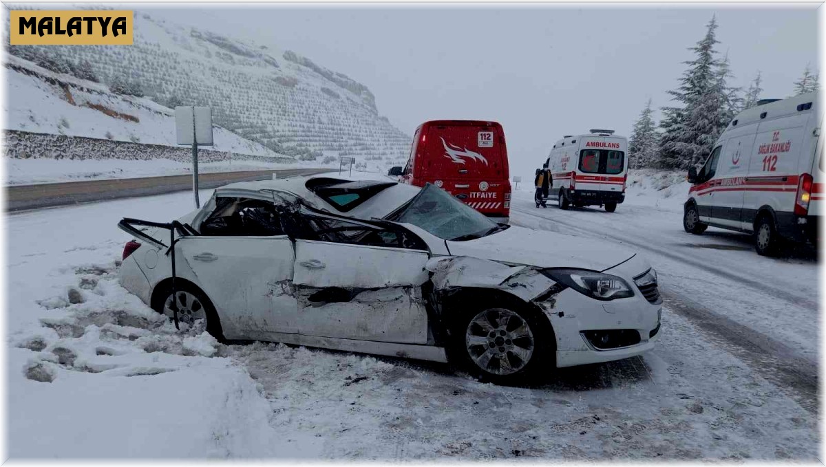 Otomobil park halindeki tıra çarptı: 3 yaralı