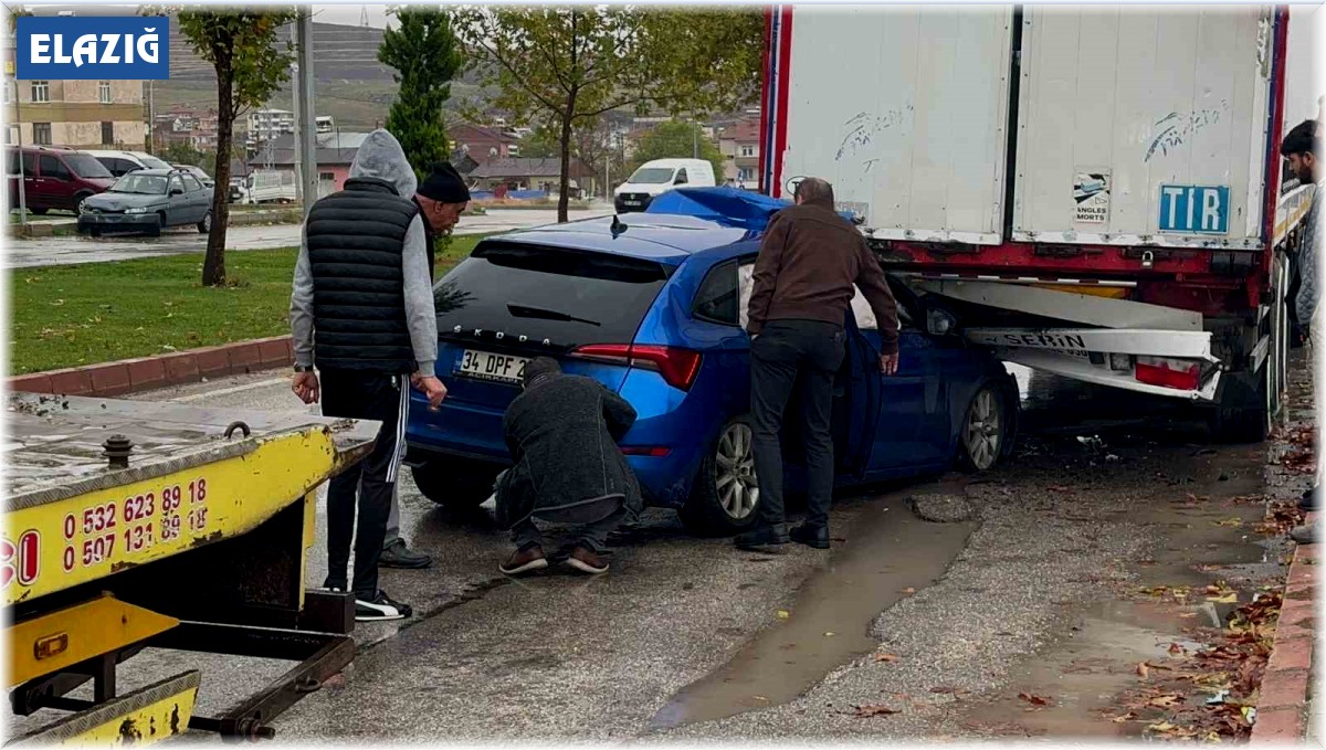 Otomobil park halindeki tırın altına girdi: 1 yaralı