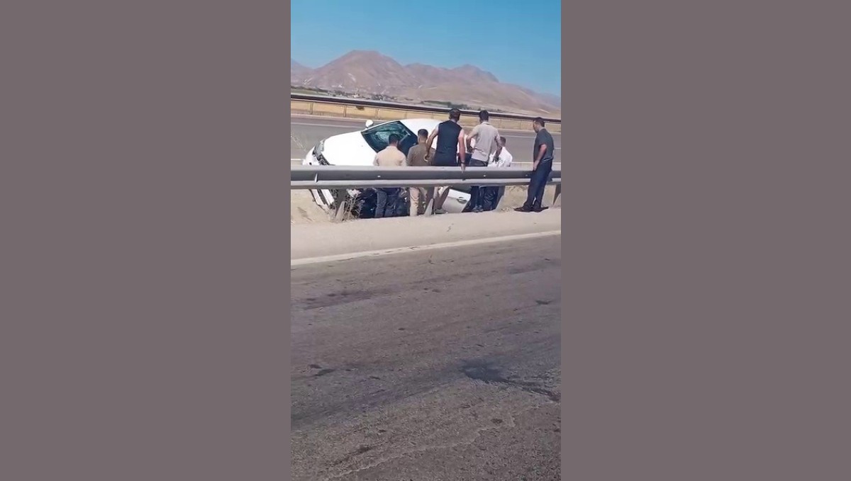 Otomobil refüjdeki boşluğa düştü