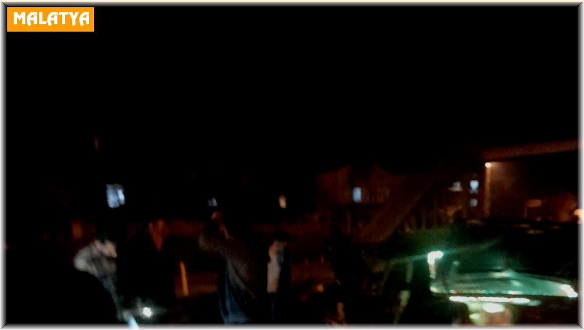 Otomobil refüje çarptı: 2 yaralı