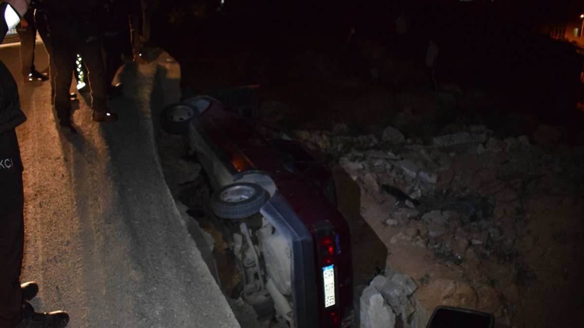 Otomobil şarampole düştü: 1'i polis 2 yaralı