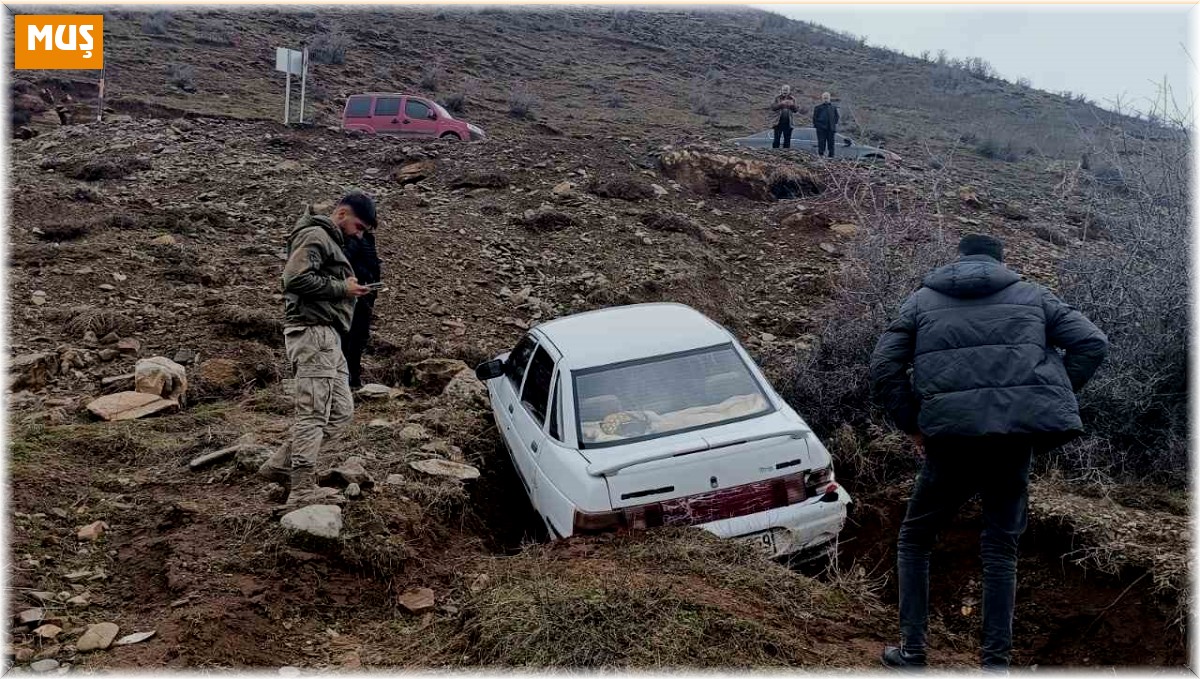 Otomobil şarampole yuvarlandı: 2 yaralı