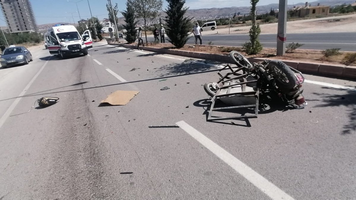 Otomobil sepetli motosikletle çarpıştı: 1'i ağır 2 yaralı