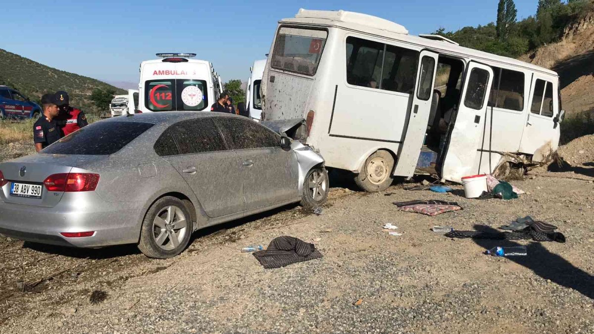 Otomobil tarım işçilerini taşıyan minibüse çaptı: 17 yaralı