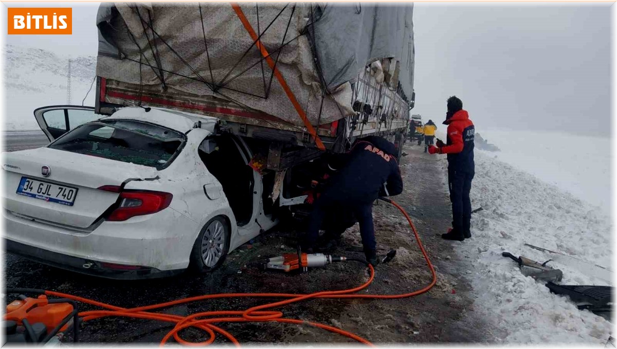 Otomobil tıra arkadan çarptı: 2 ölü, 1 yaralı