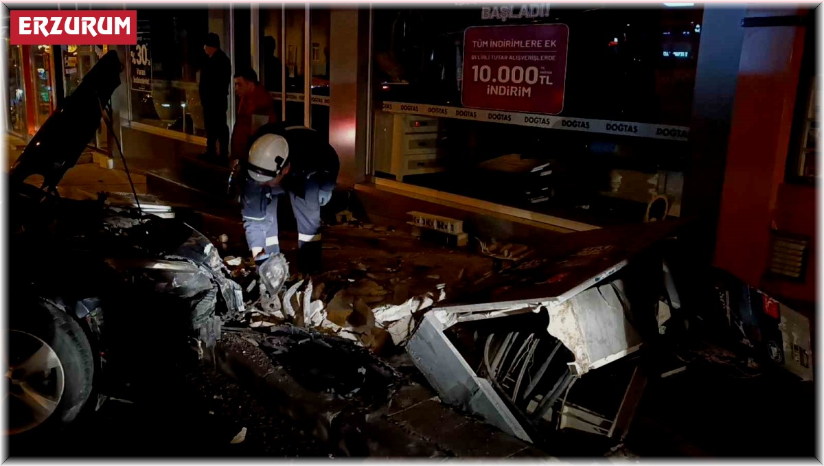 Otomobil trafo direğine çarparak devrildi: Kaza anı kamerada