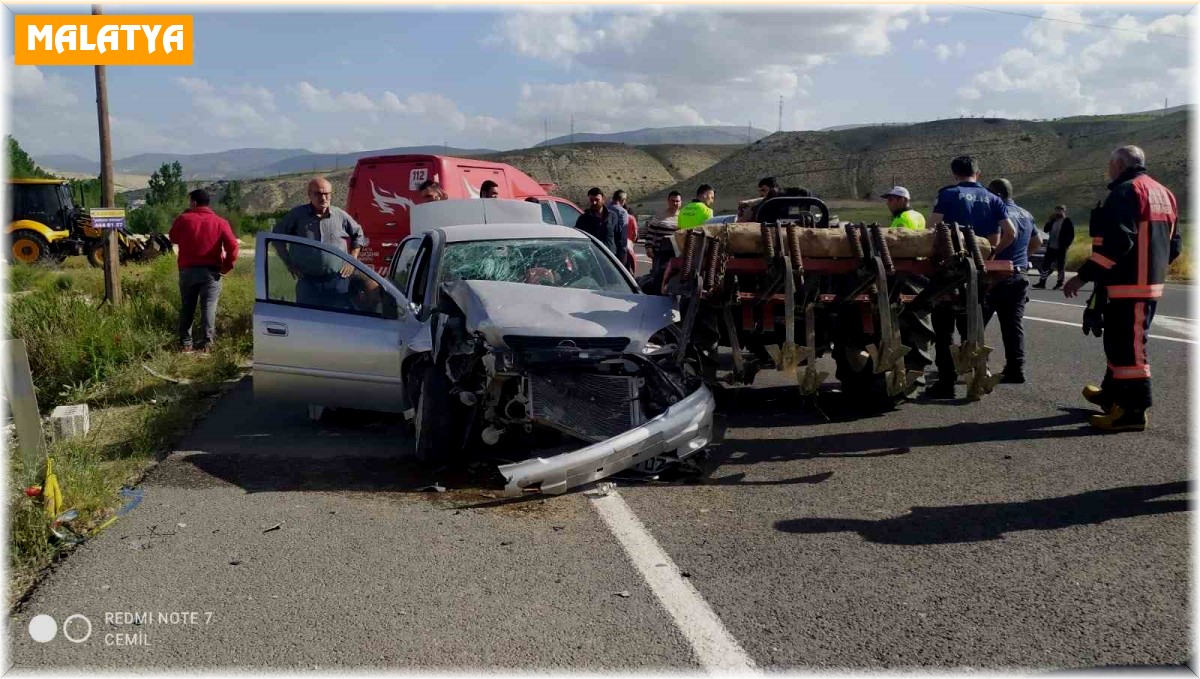 Otomobil traktöre arkadan çarptı: 1 ölü