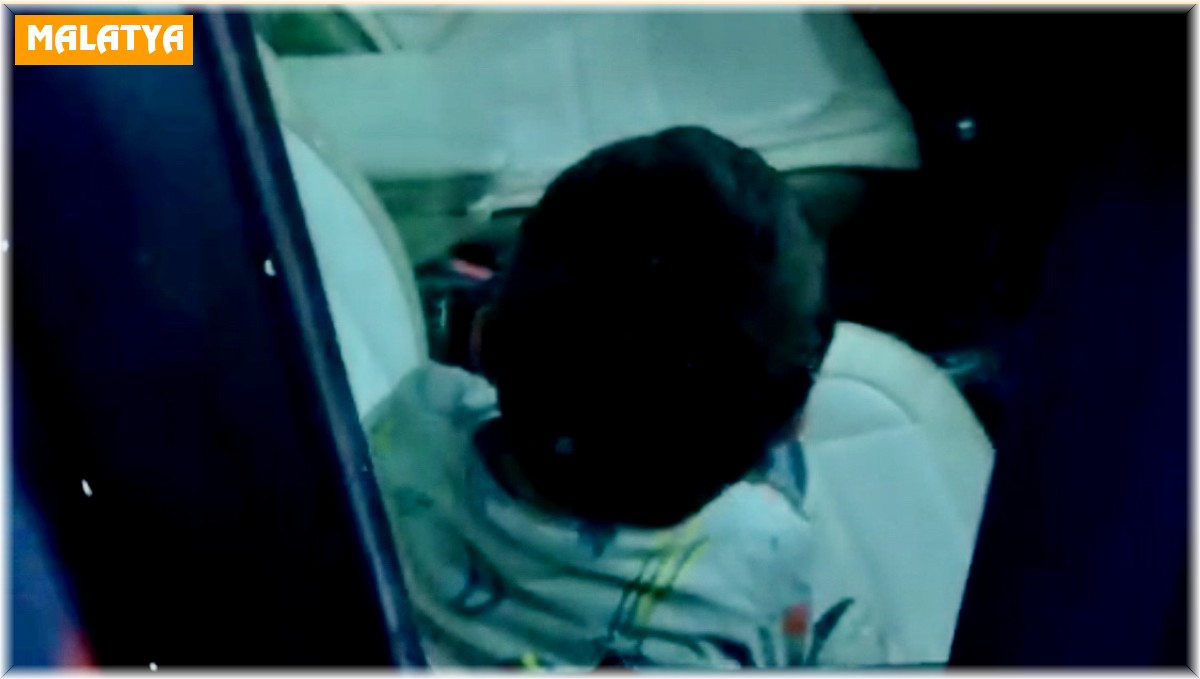 Otomobilde mahsur kalan çocuğu itfaiye kurtardı