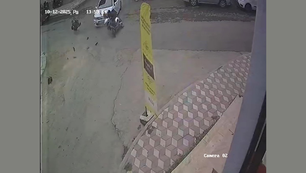 Otomobile çarpan motosiklet sürücüsü yere savruldu