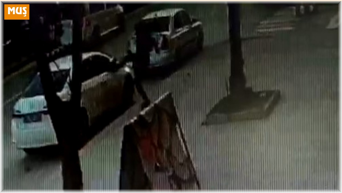 Otomobilin aynasına tekme atarak kıran şahıs güvenlik kamerasına yakalandı