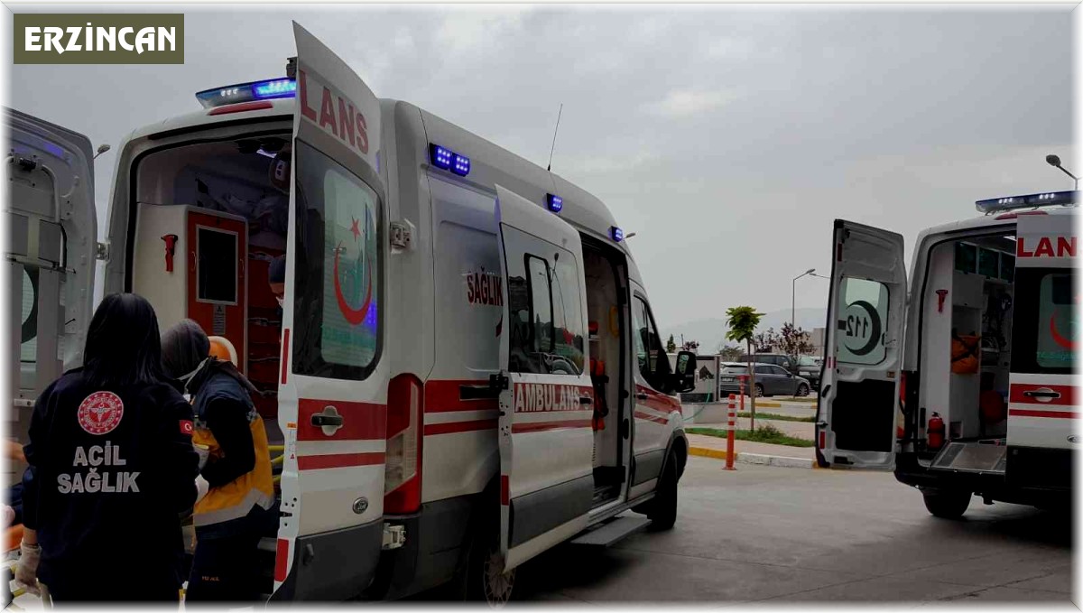 Otomobilin çarptığı anne ve kızı yaralandı