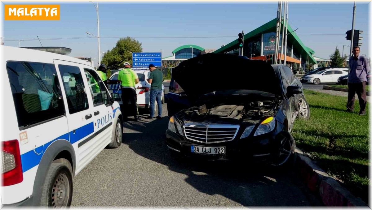 Otomobilin çarptığı araç refüje savruldu: 1 yaralı