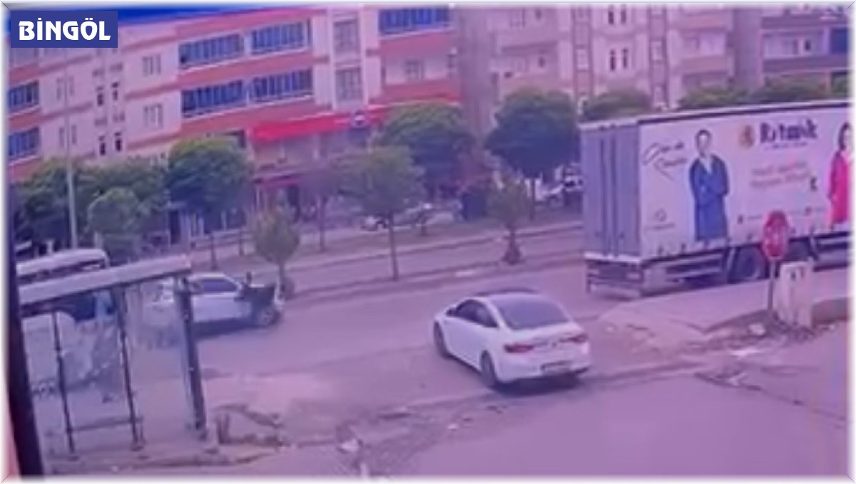 Otomobilin çarptığı yaya yaralandı, o anlar kameraya yansıdı