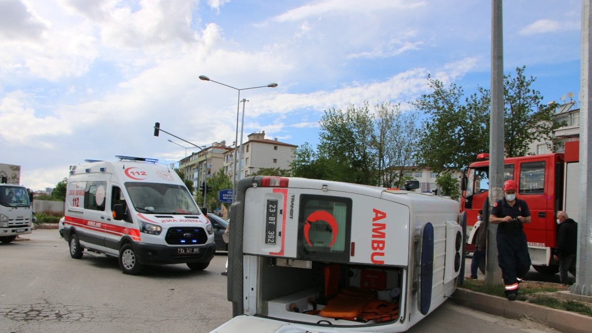 Otomobilin, Covid temaslısı taşıyan ambulansa çarpma anı