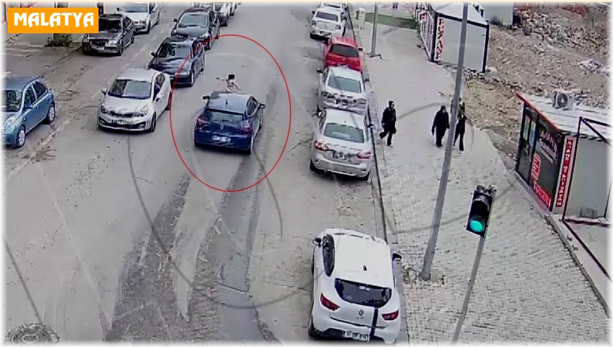 Otomobilin küçük çocuğa çarpma anı kamerada