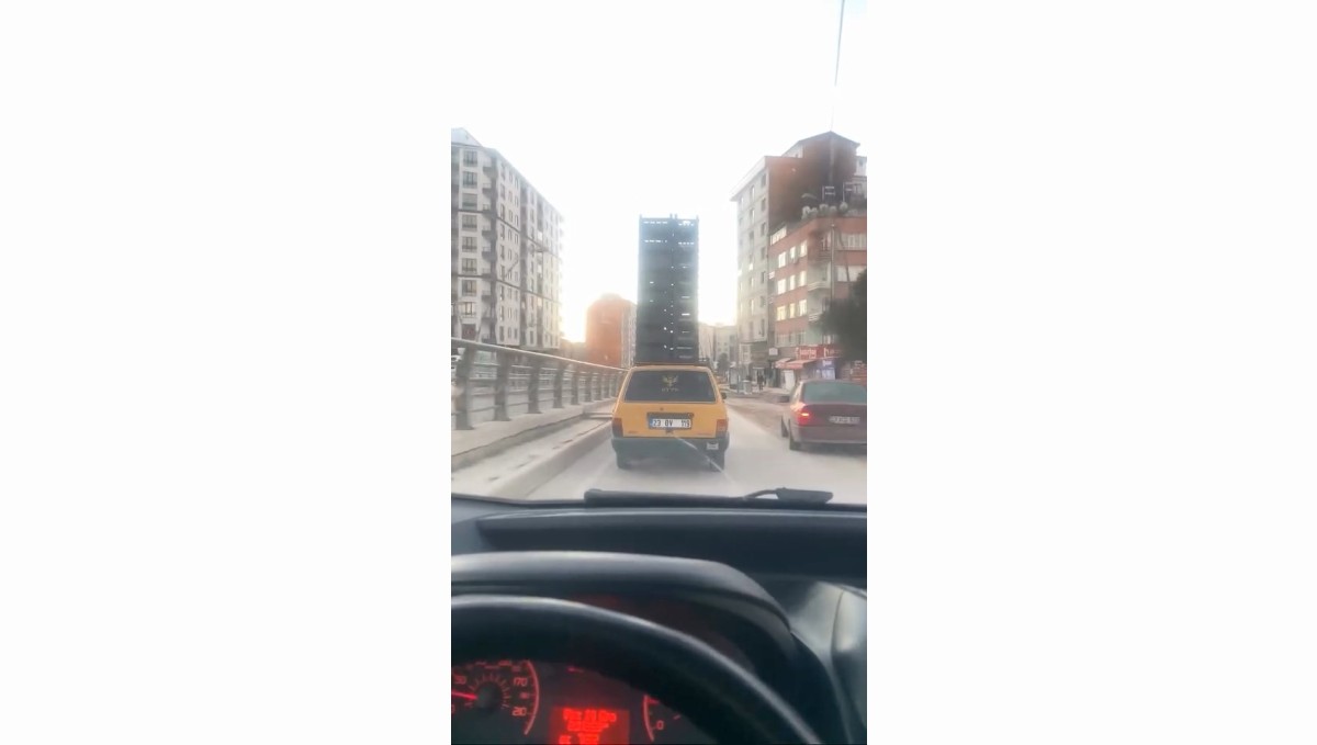 Otomobilin tavanında sebze kasaları taşıdı, trafiği tehlikeye attı