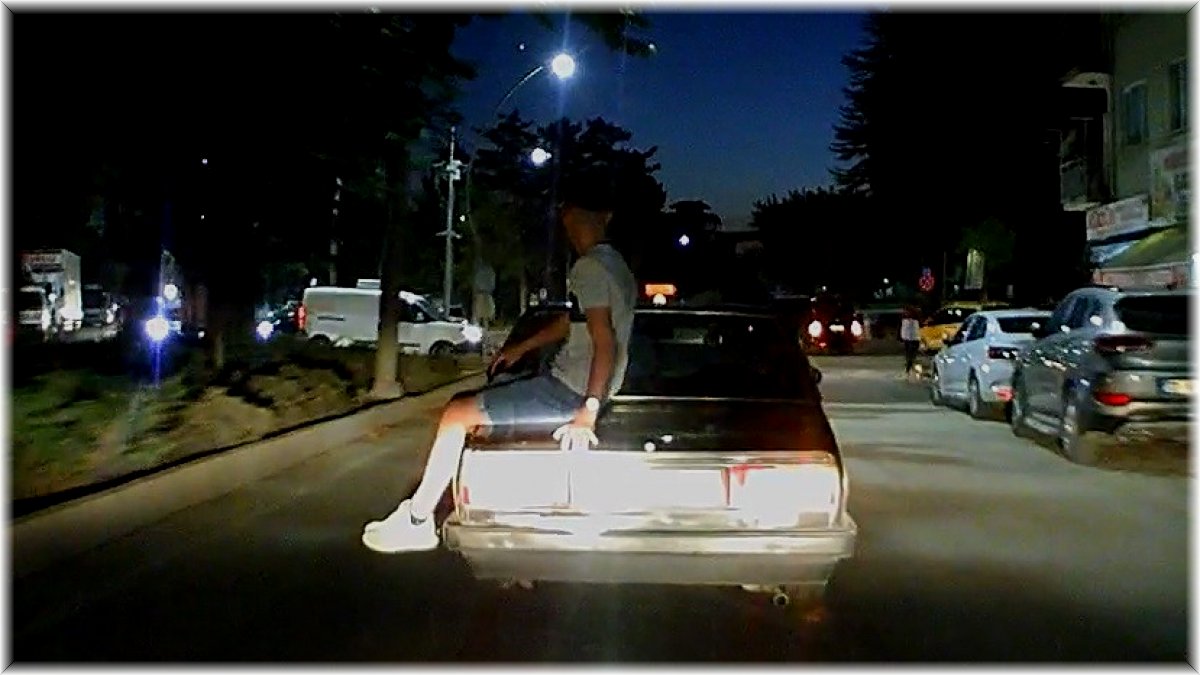 Otomobilin üzerinde tehlikeli yolculuk kamerada