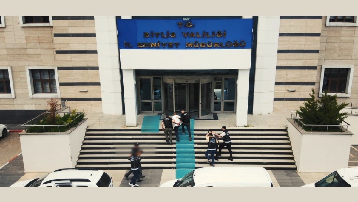 Otomobilin yedek lastiği içinde 4 kilo skunk uyuşturucu madde ele geçirildi