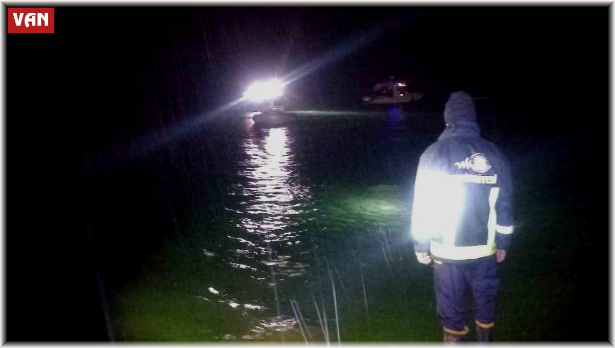 Otomobilini Van Gölü'ne süren genç kurtarıldı