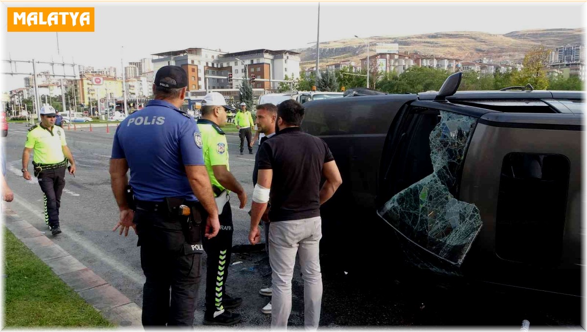 Otomobille çarpışan cip 40 metre sürüklendi: 3 yaralı