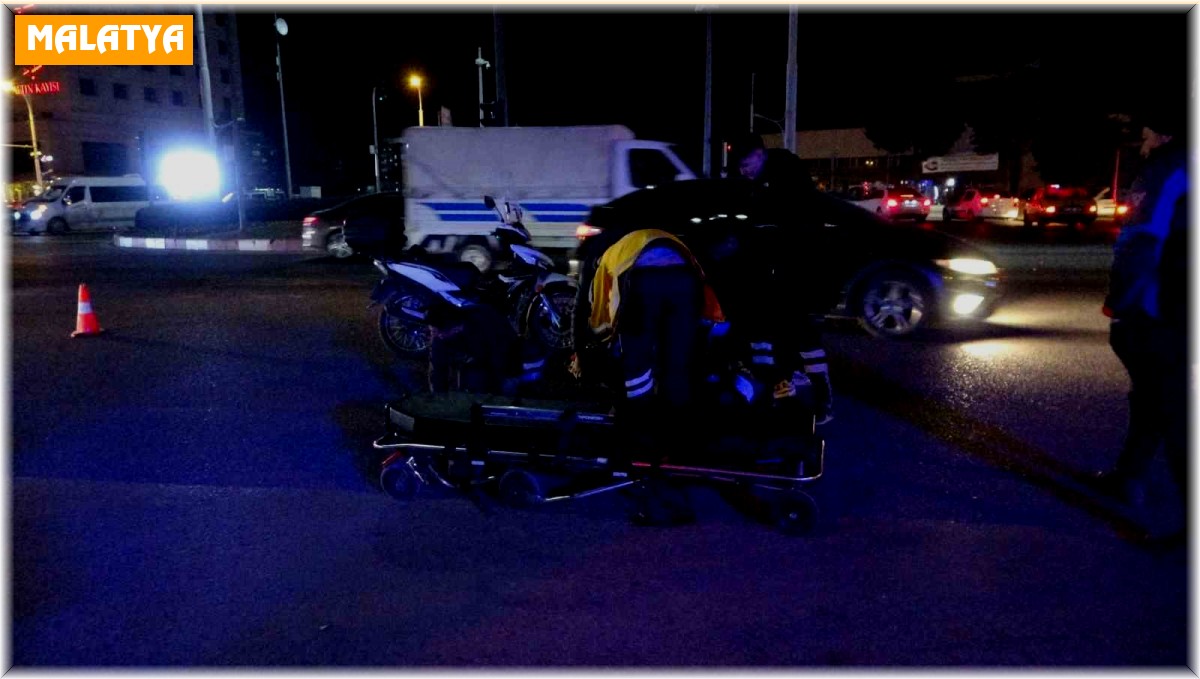 Otomobille çarpışan motokurye yaralandı