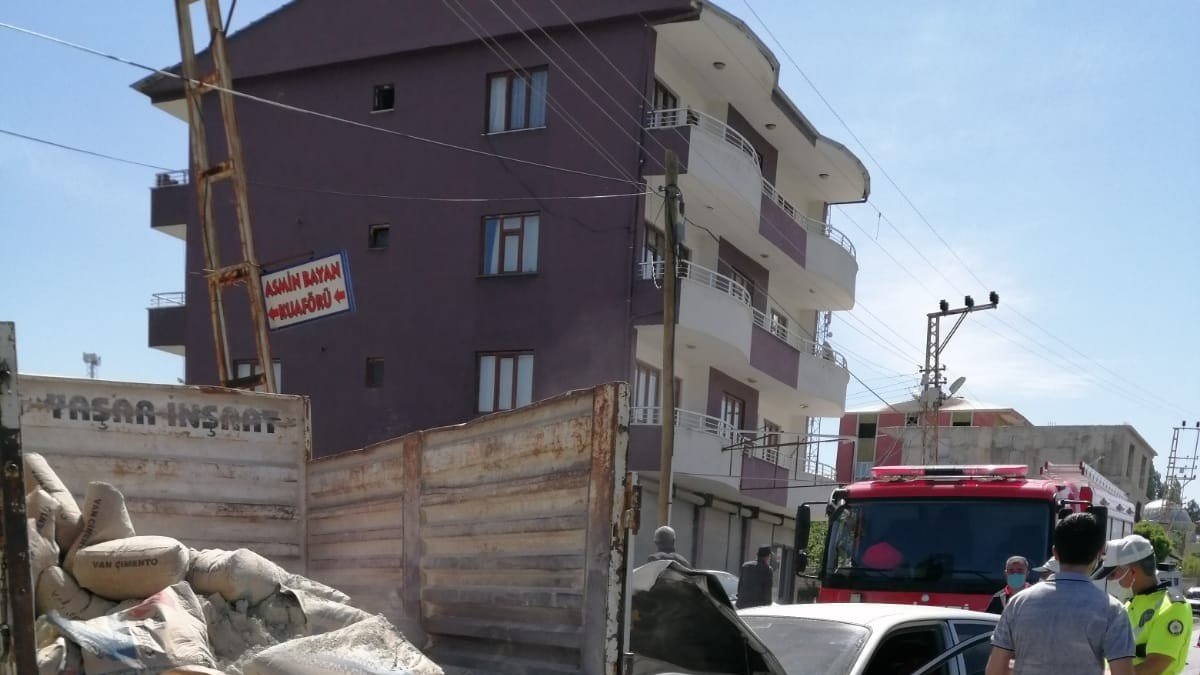 Otomobille kamyonet çarpıştı: 2 yaralı