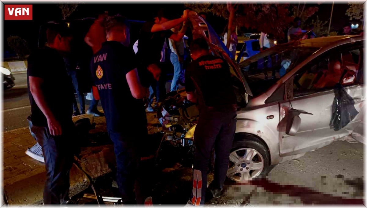 Otomobille kamyonet çarpıştı: 3 yaralı