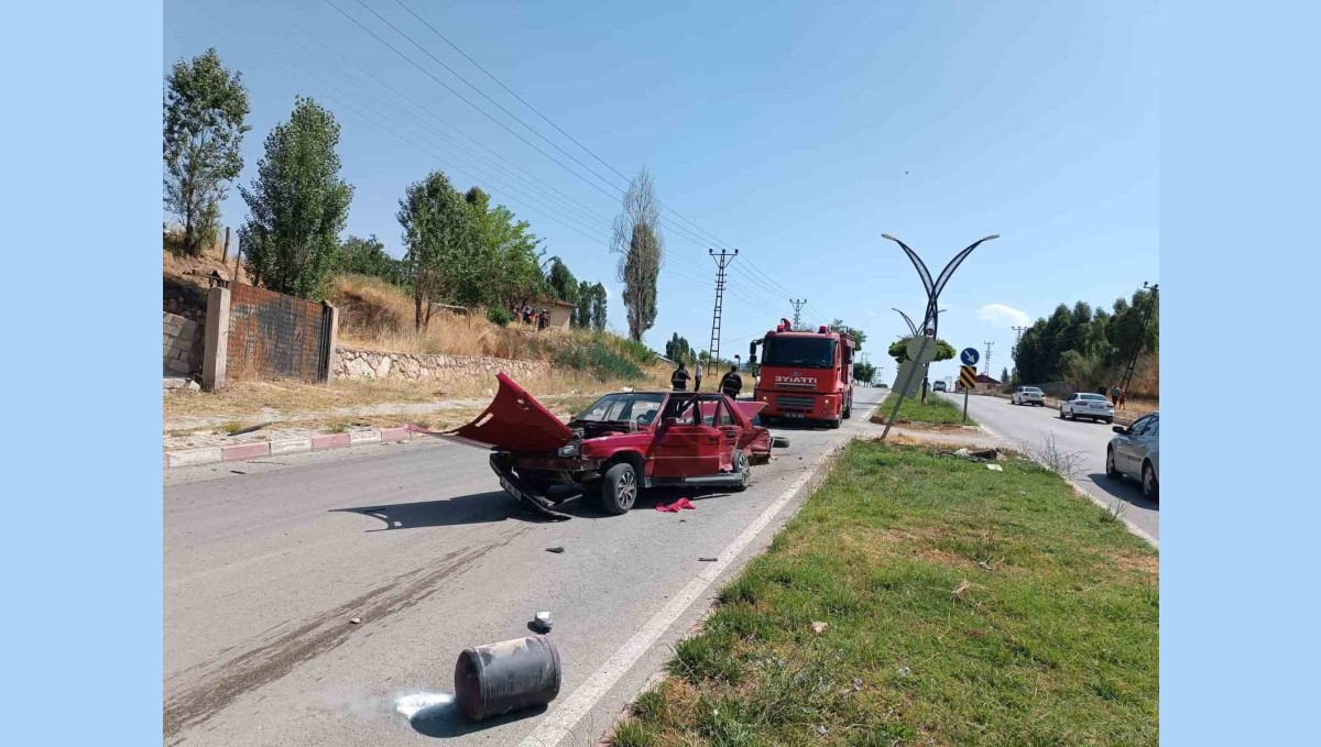 Otomobille kamyonet çarpıştı: 4 yaralı