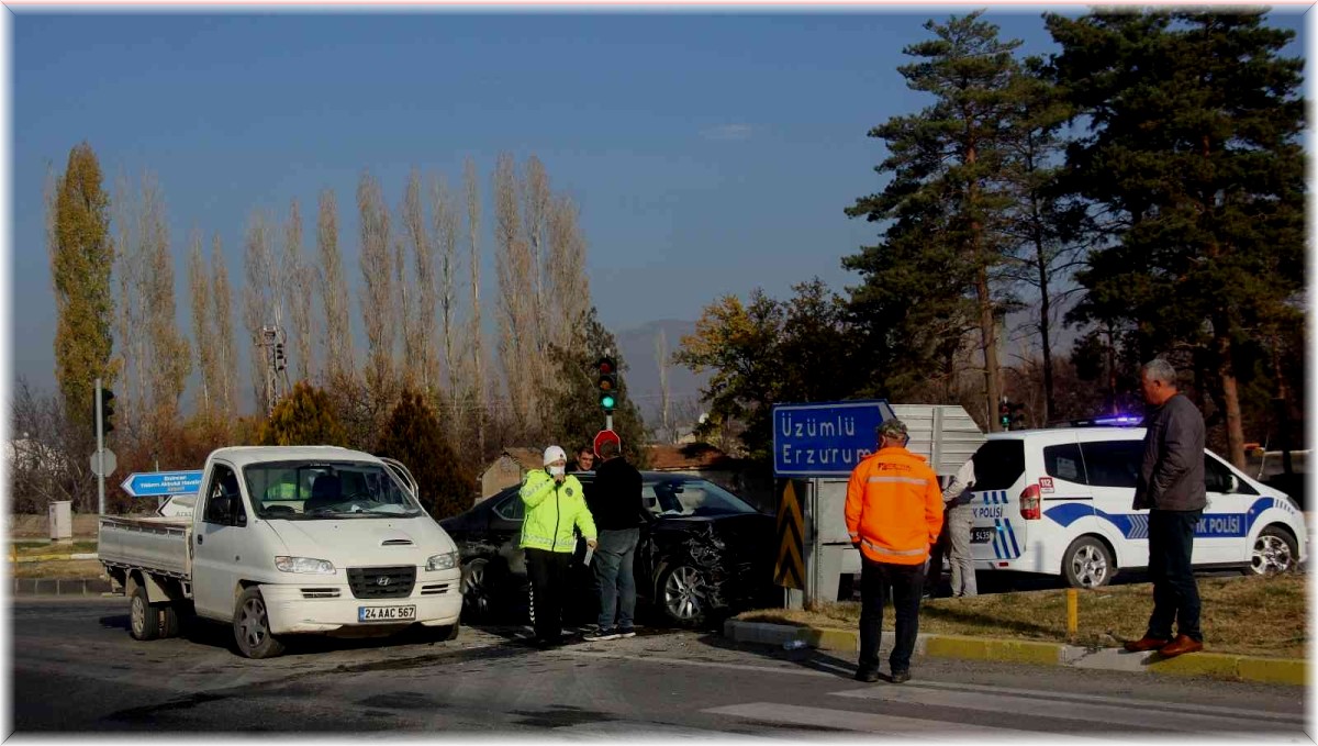 Otomobille kamyonet çarpıştı: 5 yaralı