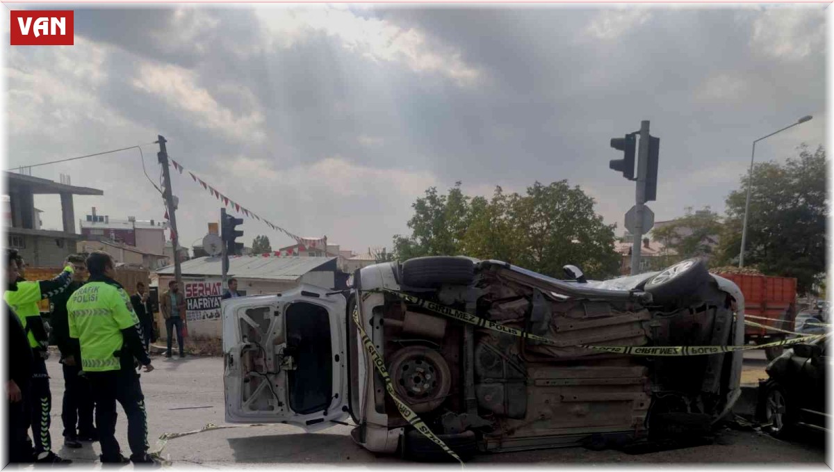 Otomobille kamyonet çarpıştı: 8 yaralı