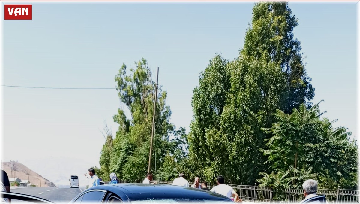 Otomobille kamyonet çarpıştı: 9 yaralı