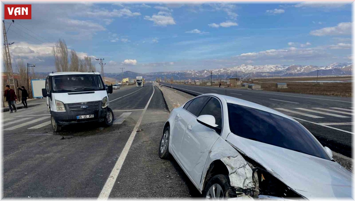 Otomobille minibüs çarpıştı: 3 yaralı