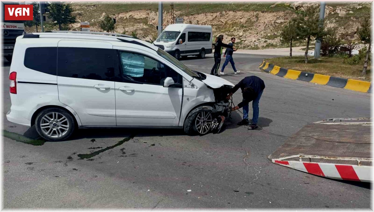 Otomobille ticari araç çarpıştı: 3 yaralı