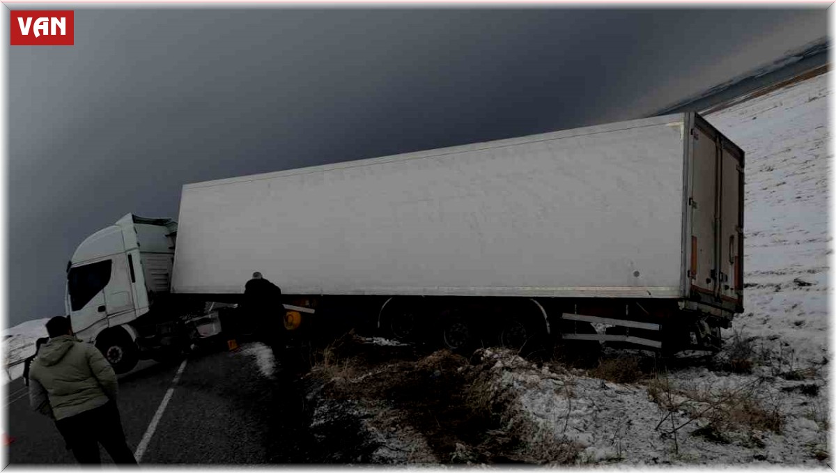 Otomobille tır çarpıştı: 3 yaralı