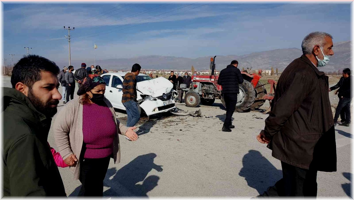 Otomobille traktör çarpıştı: 5 yaralı