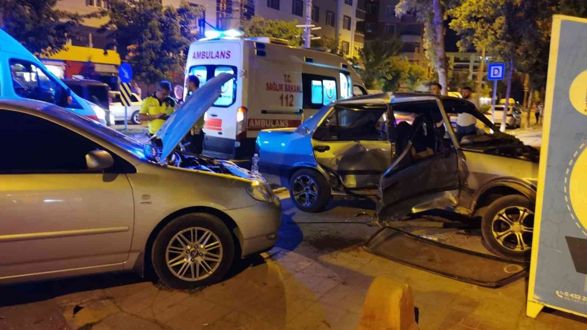 Otomobiller çarpıştı: 1'i hamile 4 yaralı