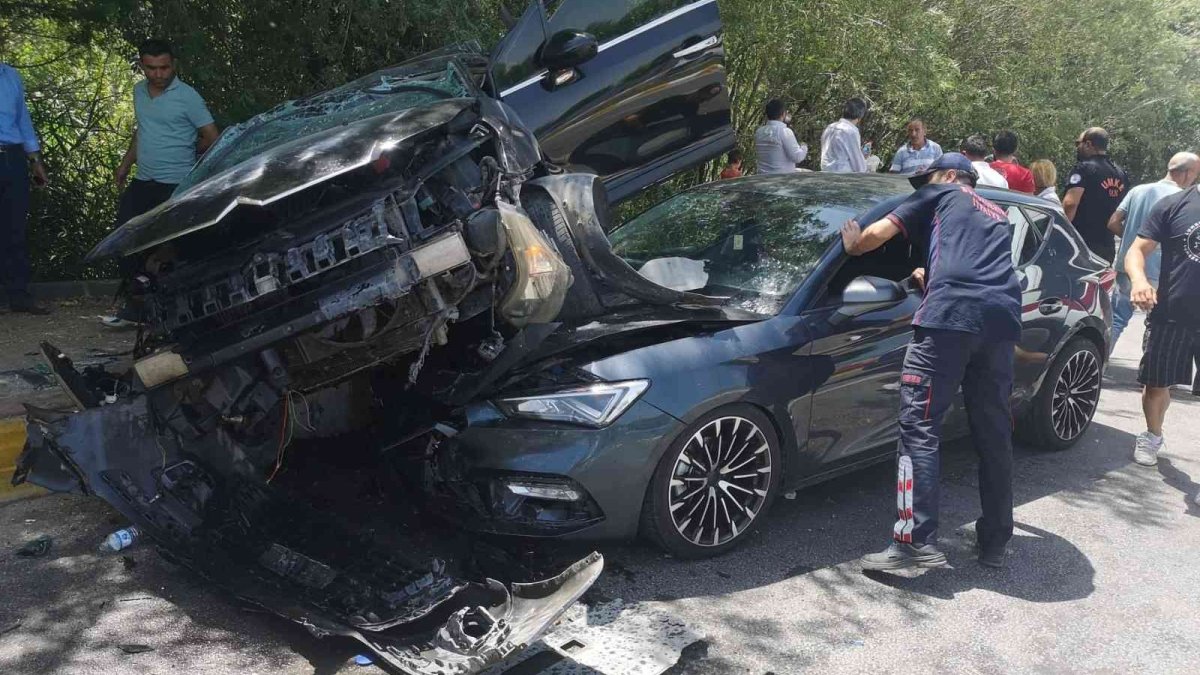 Otomobiller çarpıştı: 2 yaralı