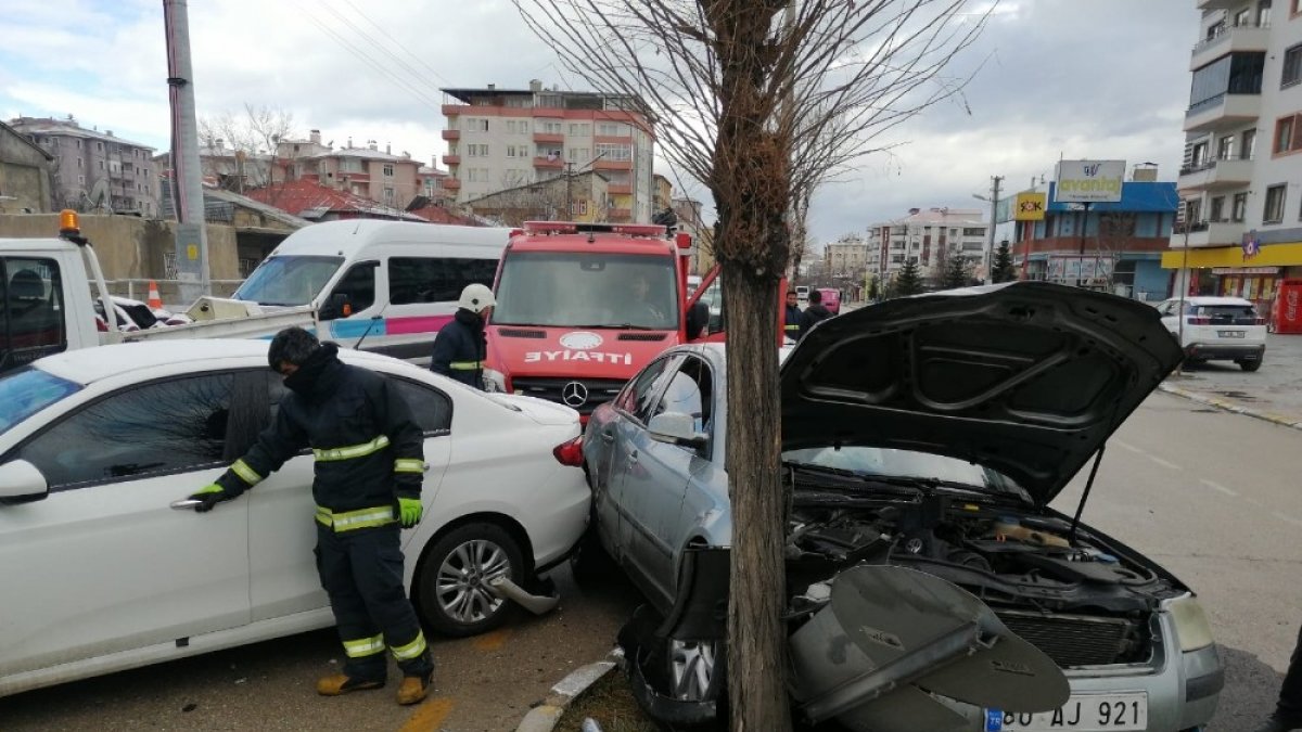 Otomobiller çarpıştı: 3 yaralı