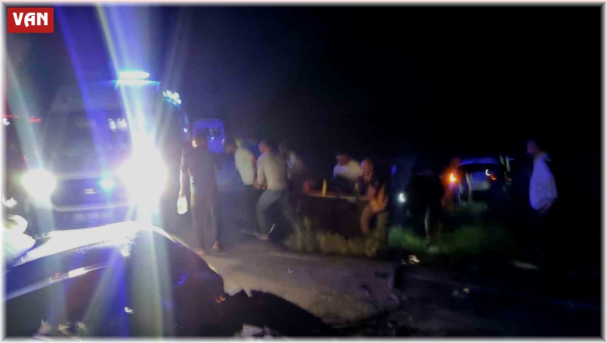 Otomobiller çarpıştı: 8 yaralı